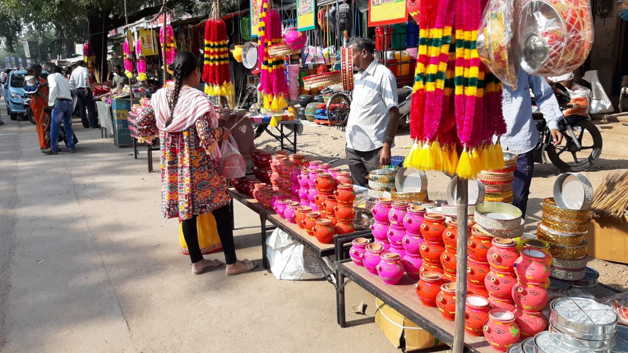  कपड़ा, श्रृंगार व मेकअप व सोना-चांदी के बाजार में आई रौनक