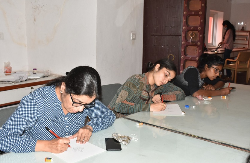 'जयपुर मीनाकारी' और 'लाख' के कार्य की बारीकियां सीखी
