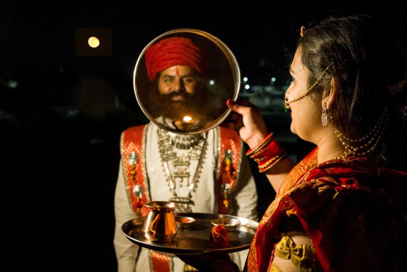 छलनी से किया चांद का दीदार