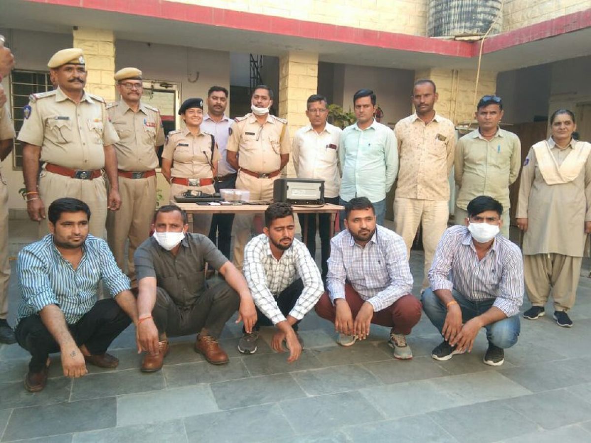 दो-दो लाख रुपए में डमी प्रश्न पत्र बेचे, शिक्षक सहित पांच गिरफ्तार