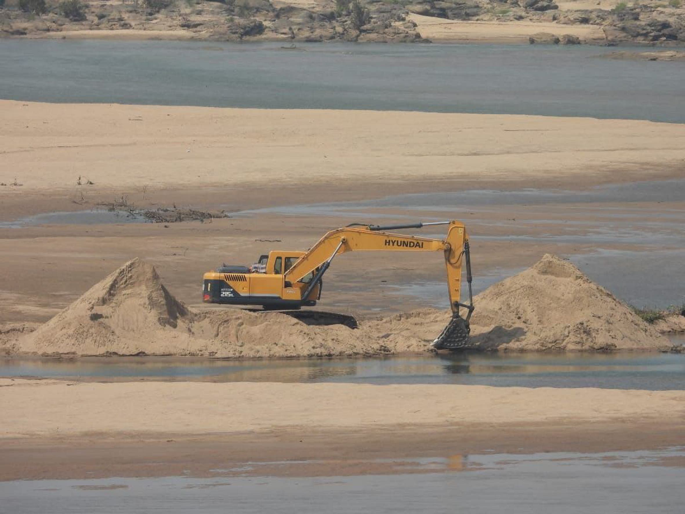 खनन कंपनी की करतूत : सोन नदी के बीच ही बना दी सड़क, धार में मशीनों से निकाल रहे रेत