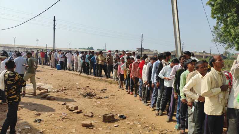 अब तीन कट्टा खाद के लिए दो दिन खाने होंगे किसान को धक्के