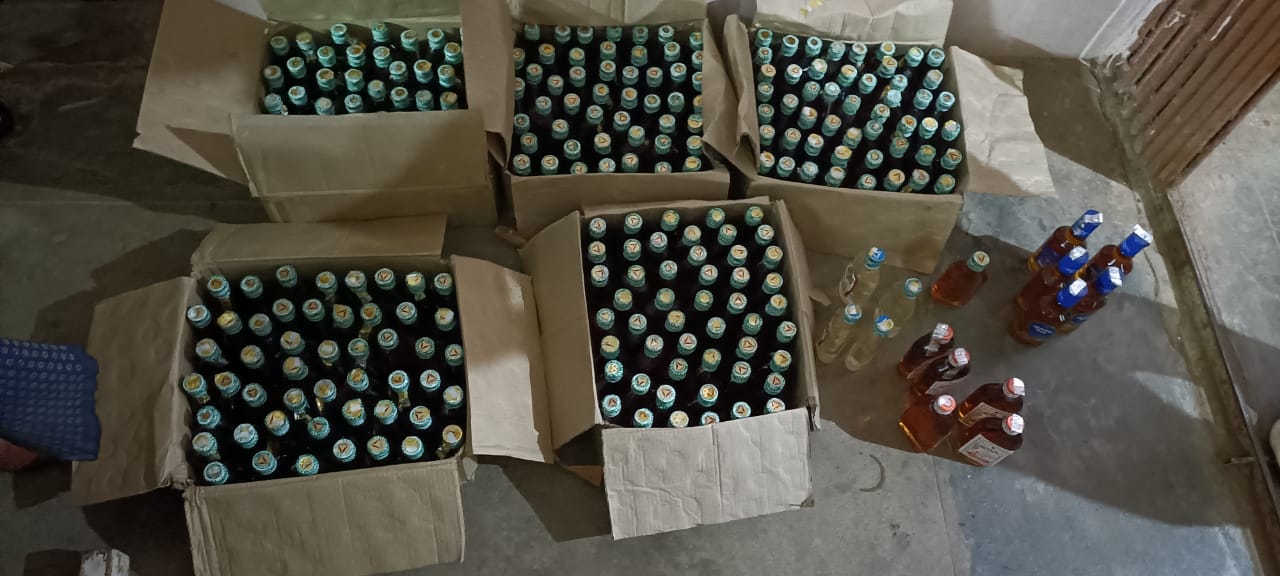 4 cartoon liquor being taken to sell in villages by vehicle confiscate