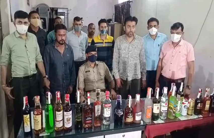 Surat/ महिधरपुरा में शराब का गोदाम पकड़ा, 28 लाख की शराब जब्त