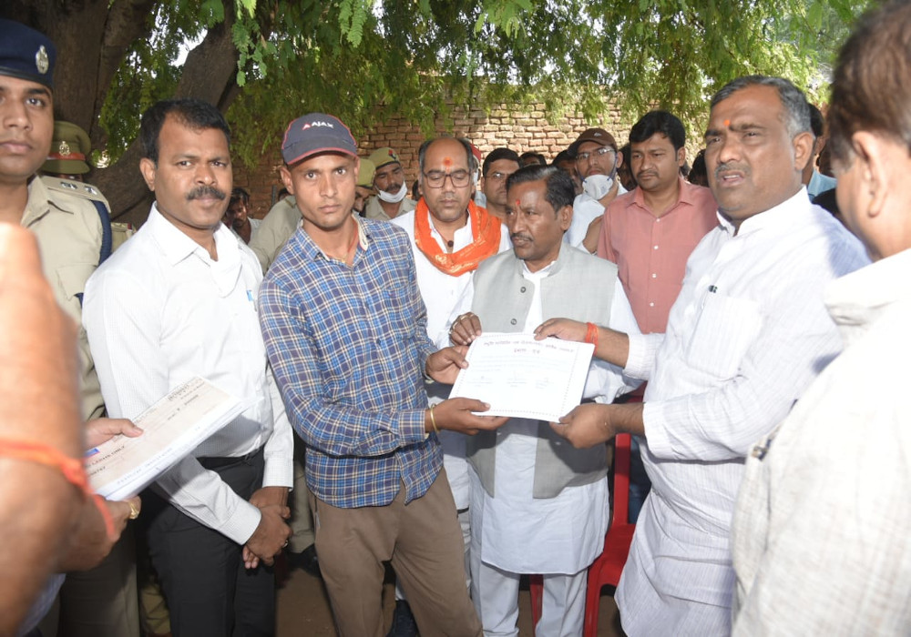 Minister Girish Chandra Yadav came to meet family of Deceased Farmer