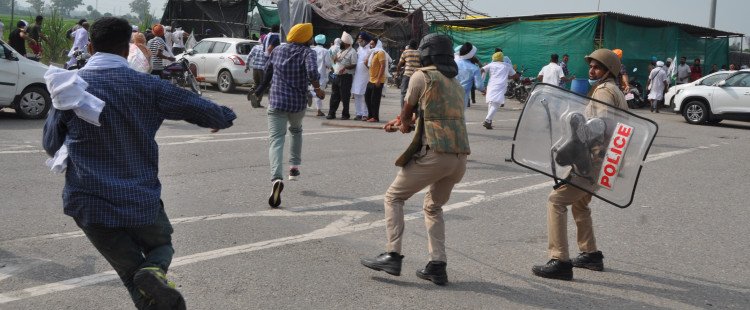 police lathicharge on farmers, who going singhu border