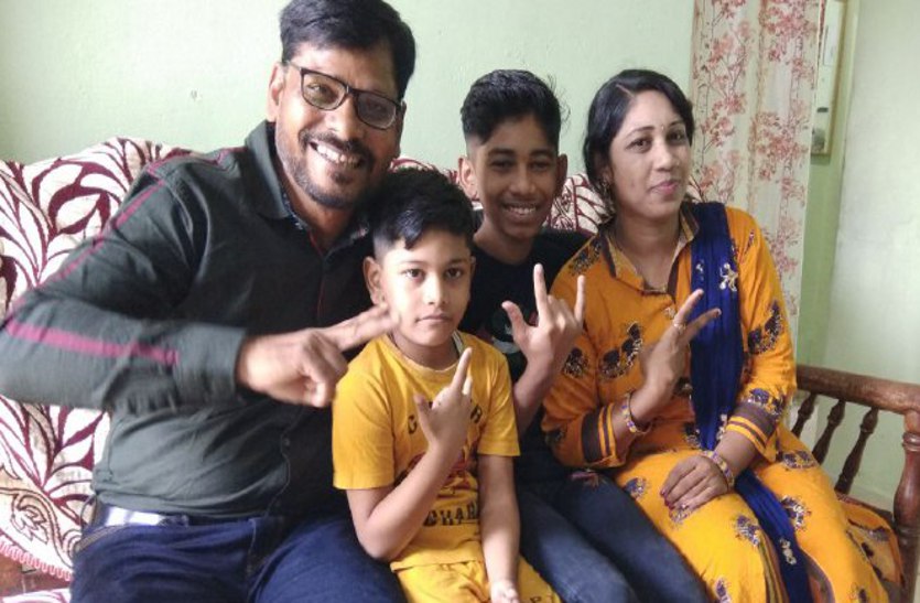रायपुर: बेटे ने पिता को पहुुंचाया केबीसी की हॉटसीट तक