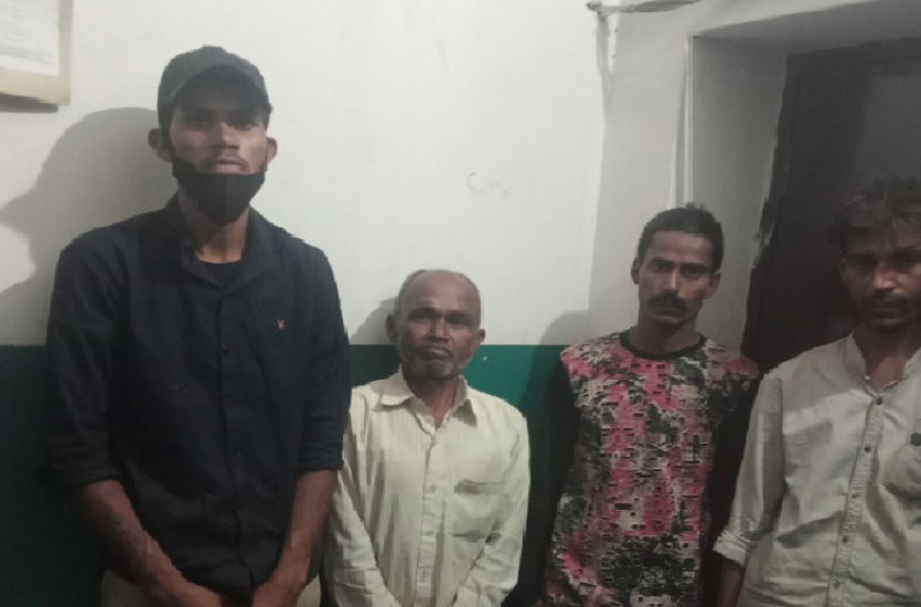 deshi sharab अवैध देशी शराब बेचने वाली महिला सहित पांच गिरफ्तार