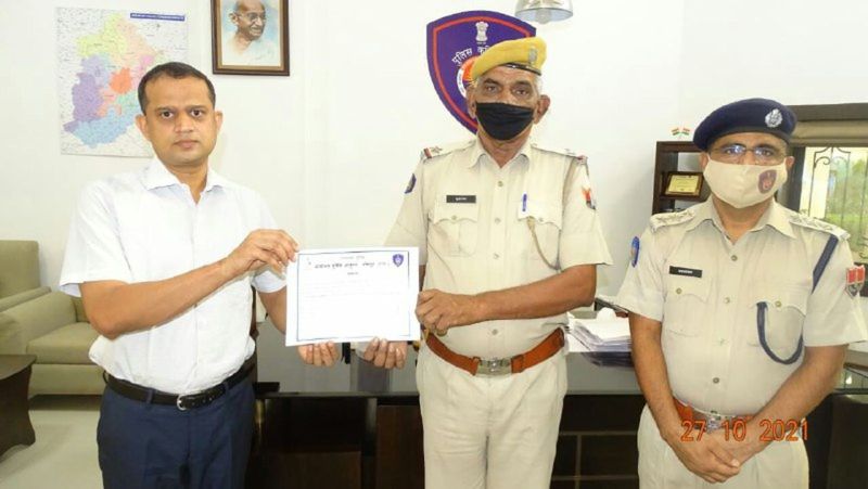 अपहृत नाबालिग छात्रा को युवक से छुड़ाकर तीन दिन में चालान पेश, एएसआइ सम्मानित