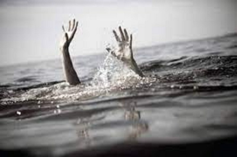 boat capsizes in katihar bihar, 2 dead and 5 missing