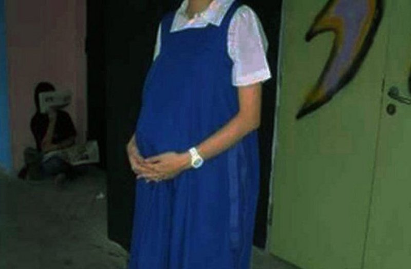 स्कूल जाने की उम्र में प्रेग्नेंट हो गई नाबालिग बेटी, पिता ने पूछा तो रोते हुए मासूम ने बताया अनहोनी