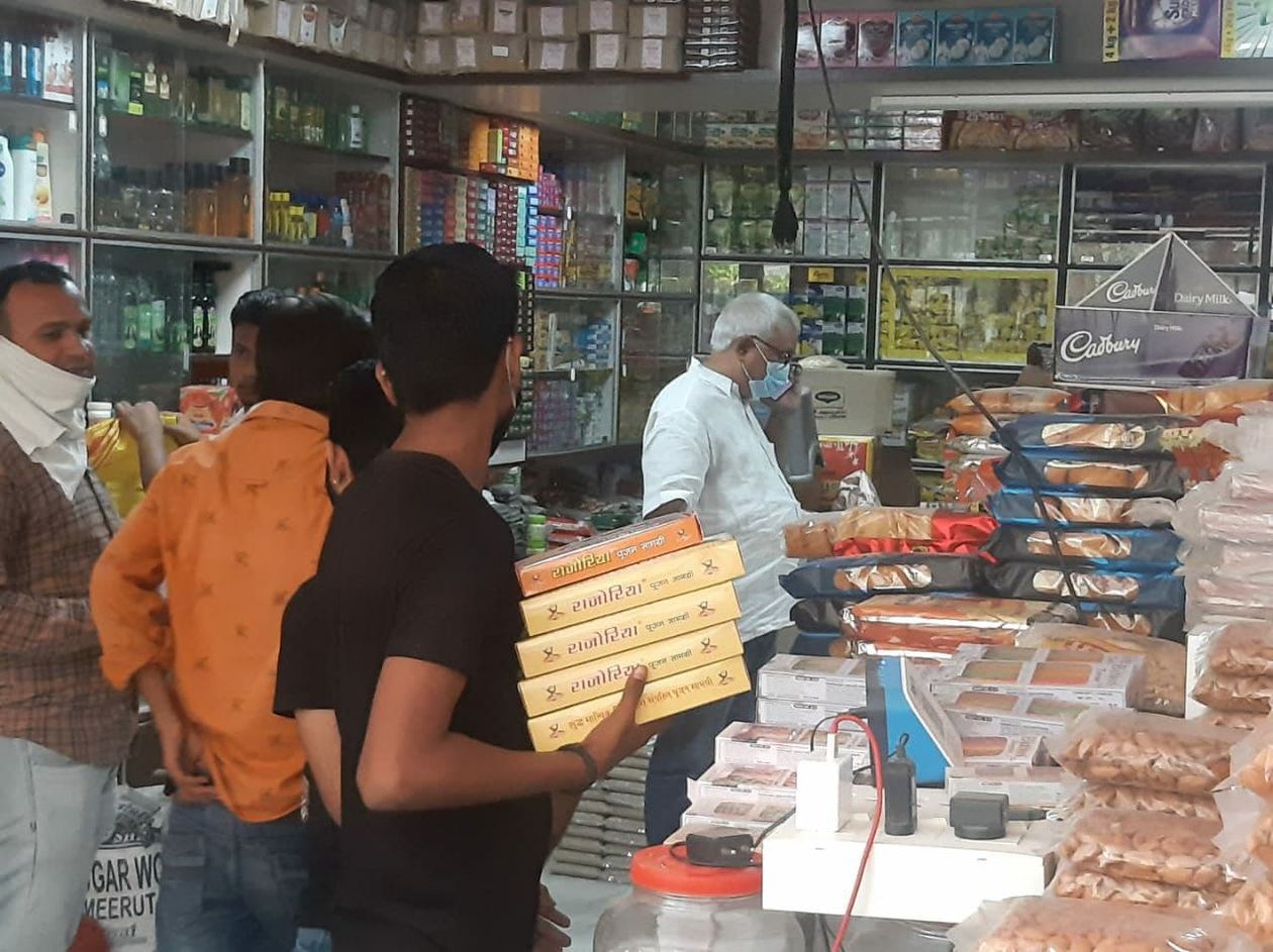उपभोक्ता मामले विभाग एक्शन में, शहर में पहले दिन 12 दुकानों-मॉल के चालान काटे