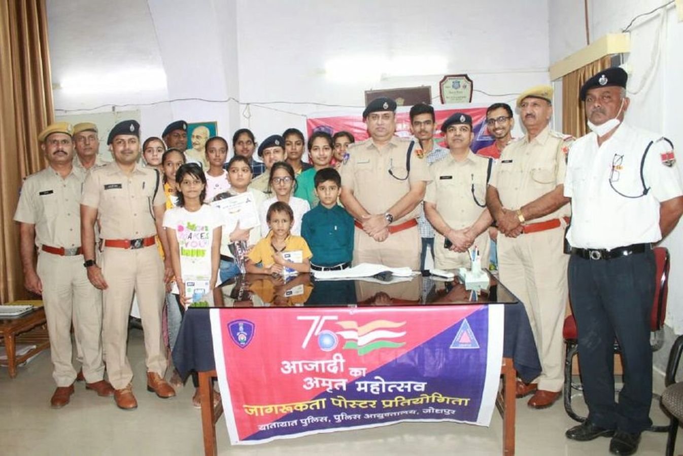 पोस्टर प्रतियोगिता के विजेता व प्रतिभागी पुरस्कृत