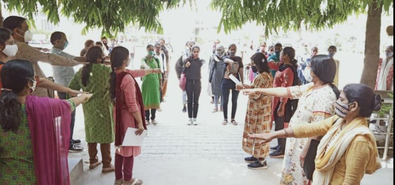 छात्राओं ने महापुरूषों के जीवन संबंधी पोस्टर बनाकर प्रदर्शनी लगाई