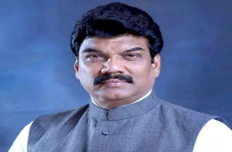 परिवहन मंत्री को भारी पड़ गया सड़क पर टहलना, दर्ज हो गई एफआइआर