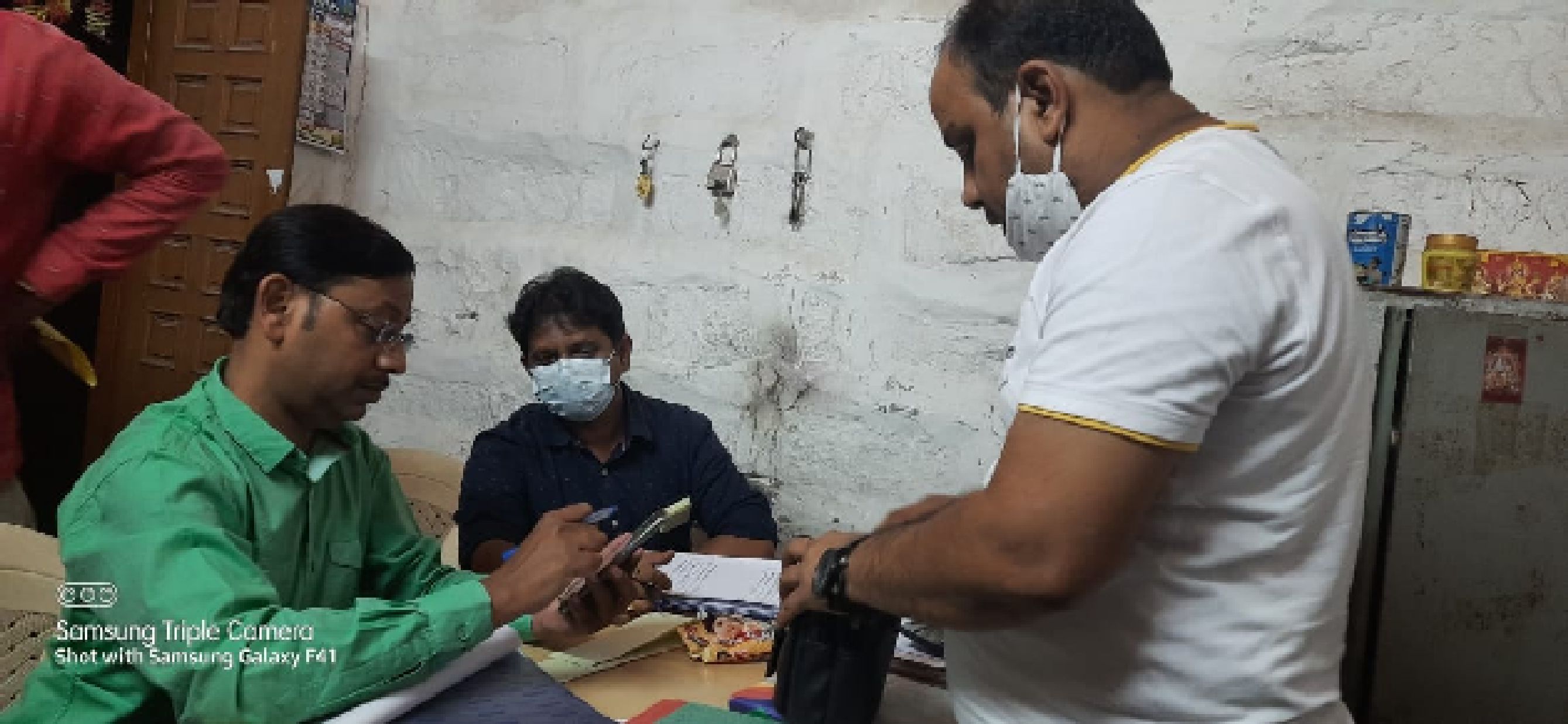दो प्रतिष्ठानों मिलावट के संदेह से 114 लीटर घी व 165 किलो वनस्पति जब्त