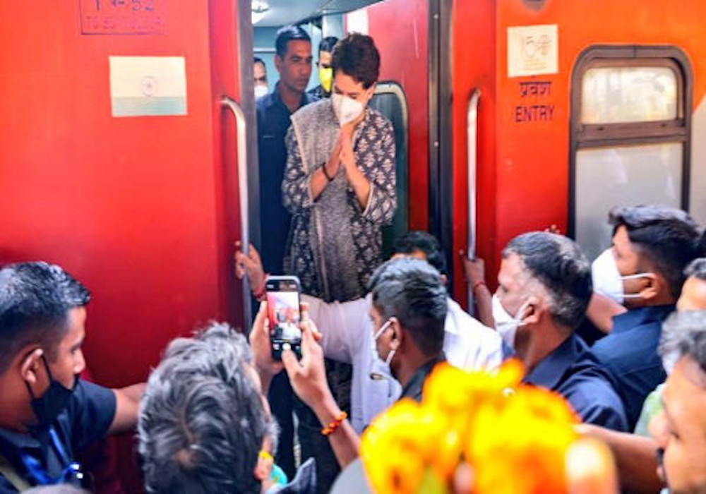 Priyanka Gandhi Reached Lalitpur Will Meet Families of Deceased Farmers