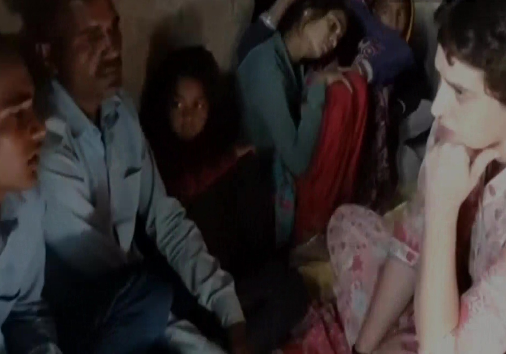 Priyanka Gandhi met the family of the deceased farmers in Lalitpur