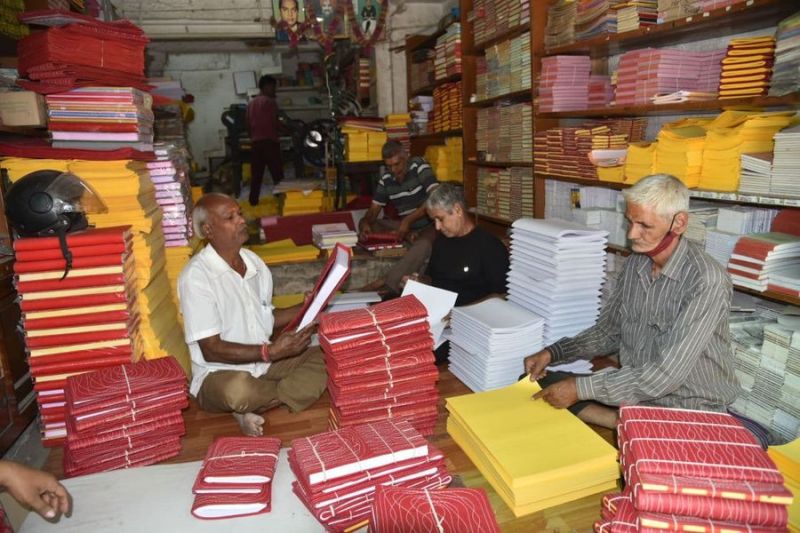 दशकों बाद भी बही का क्रेज वही