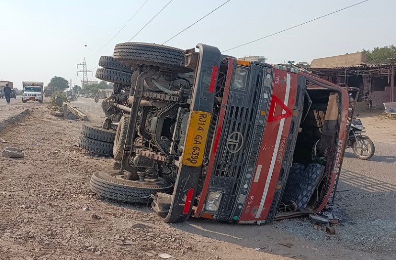 किराने के सामान से भरा ट्रक पलटा