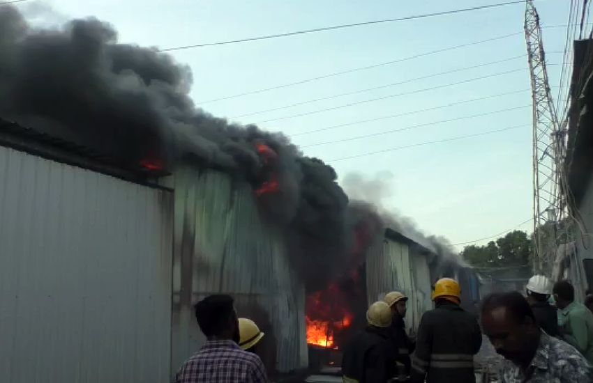 Surat/ टायर के गोदाम में आग, पांच घंटे के बाद आग पर काबू पाया गया