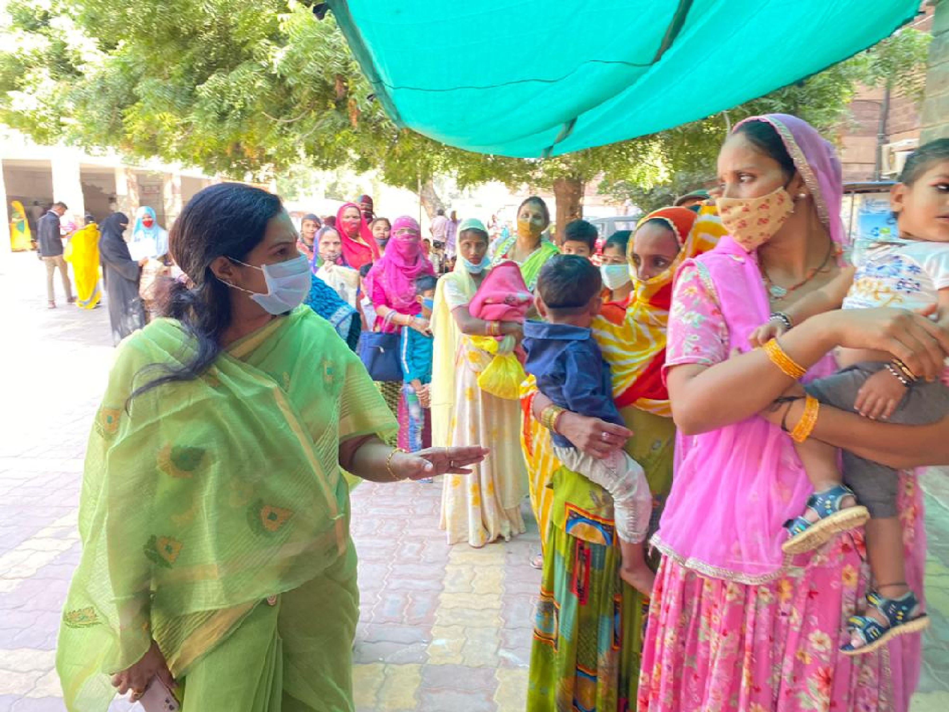 कतारों में खड़ी महिलाओं का दर्द जानने उम्मेद पहुंची विधायक मनीषा