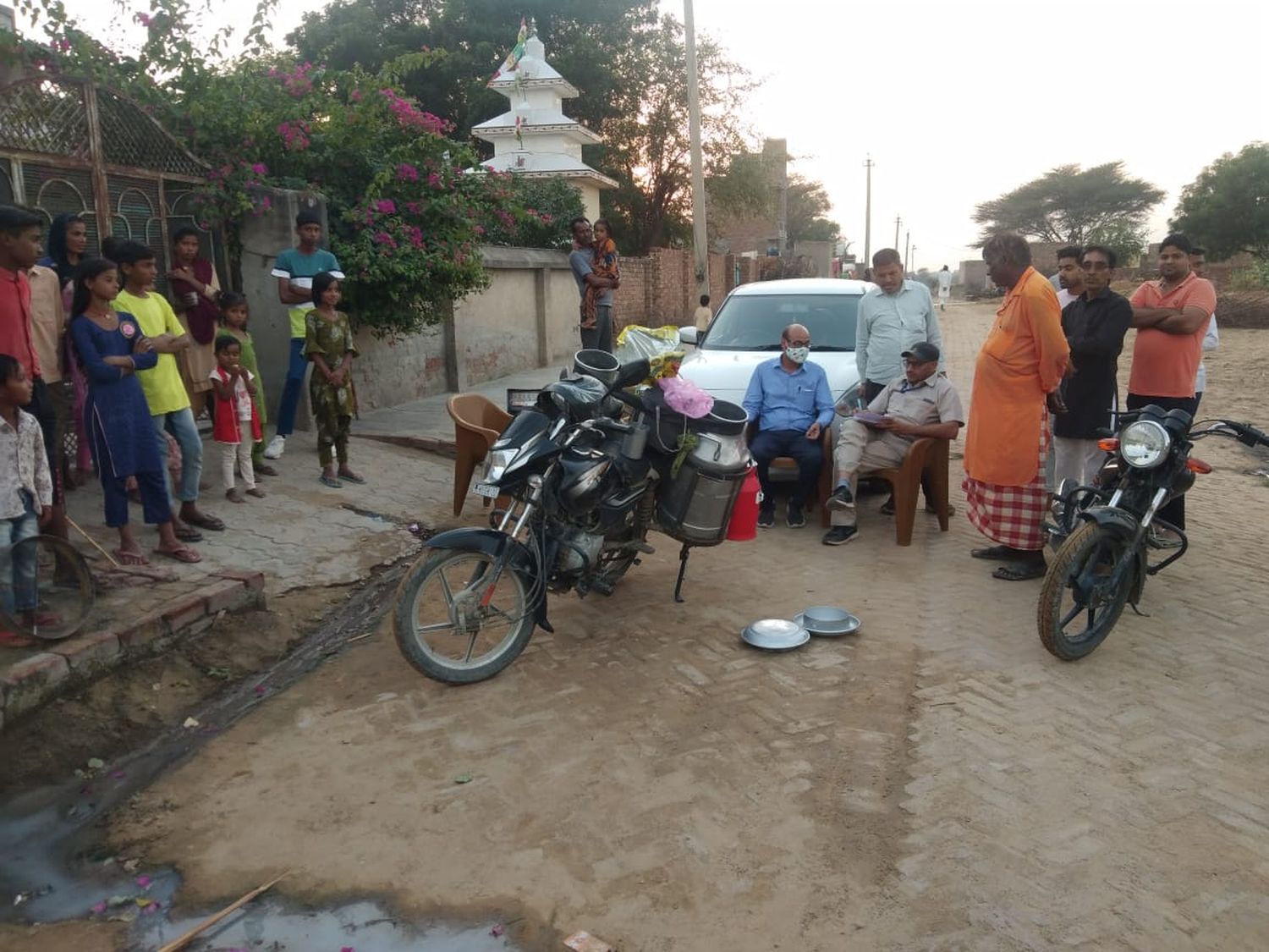 हनुमानगढ़ में जांच दल को देखकर दूध व बाइक छोड़कर भागा विक्रेता