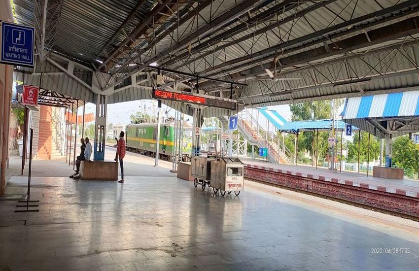 बारां रेलवे स्टेशन : टिकट खिड़ी पर ताला, गाडिय़ा भर रही फर्राटा