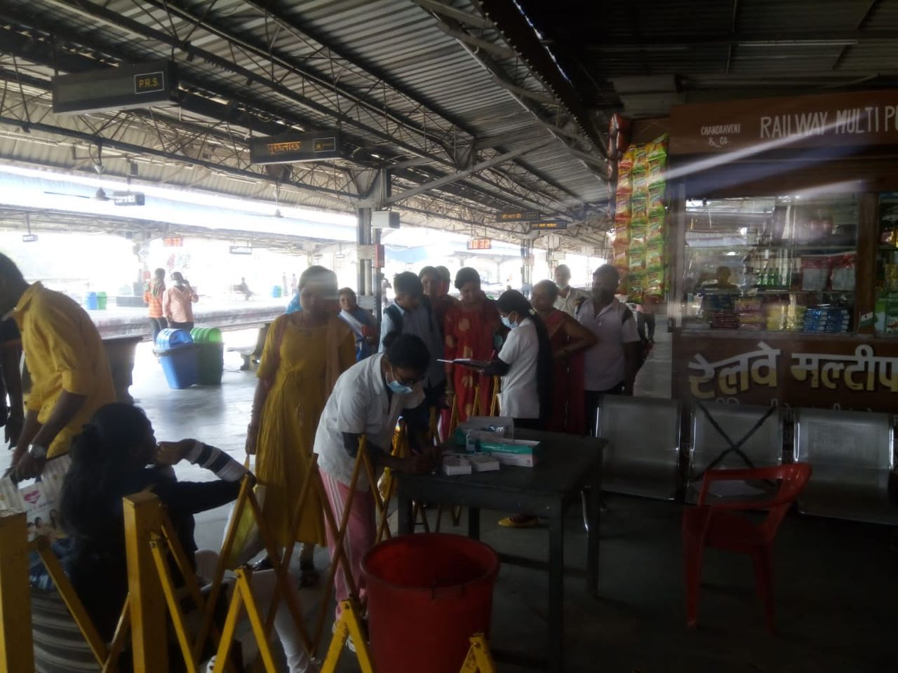 Bhilai पावर हाउस रेलवे स्टेशन में कोरोना जांच कराने रोका, भड़के मुसाफिर