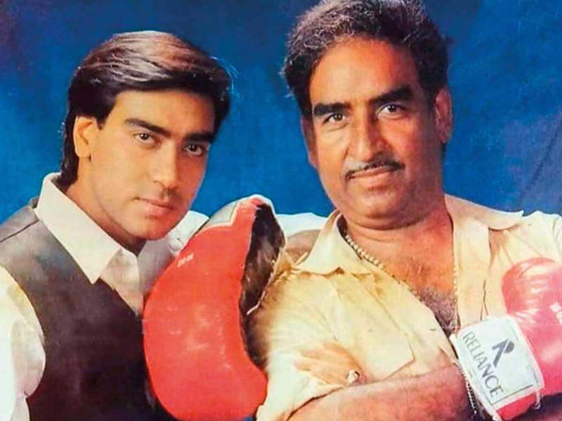 When father Veeru arrived with 150 fighters to save Ajay from crowd