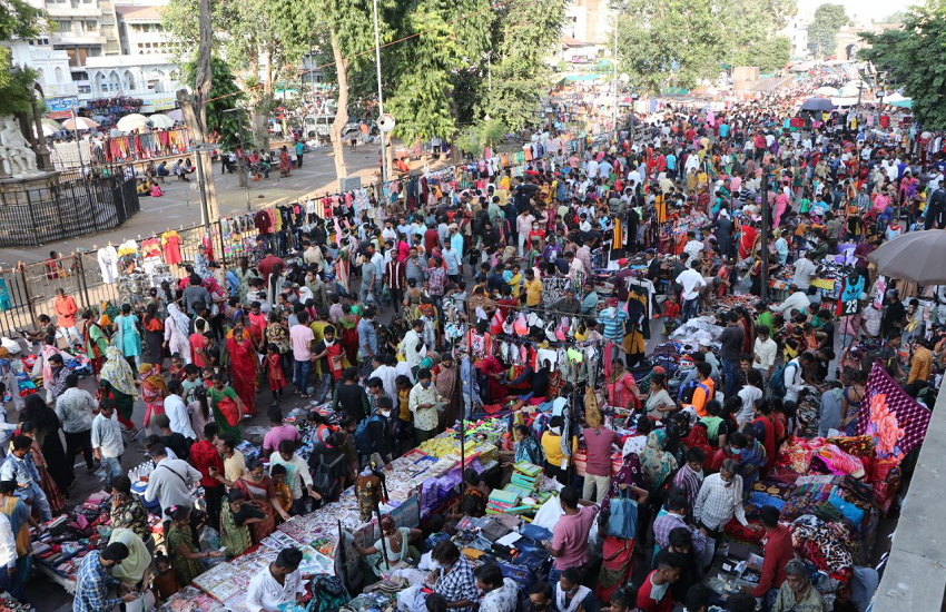 Ahmedabad : लालदरवाजा और भीड़भंजन के बाजारों खरीदी जोरों पर