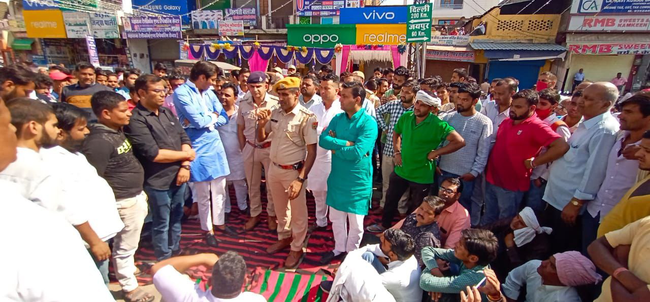 फायरिंग की घटना से जनता में आक्रोश, बंद रहे शाहपुरा के बाजार, व्यापारियों ने दिया धरना