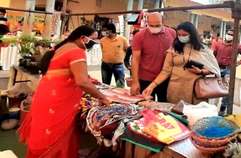 कलेक्टर अपनी पत्नी के साथ पहुंचे बिहान बाजार, गोबर के दीये और सजावट के सामानों की खरीदारी की, छत्तीसगढ़ी मिठाइयां भाई लोगों को