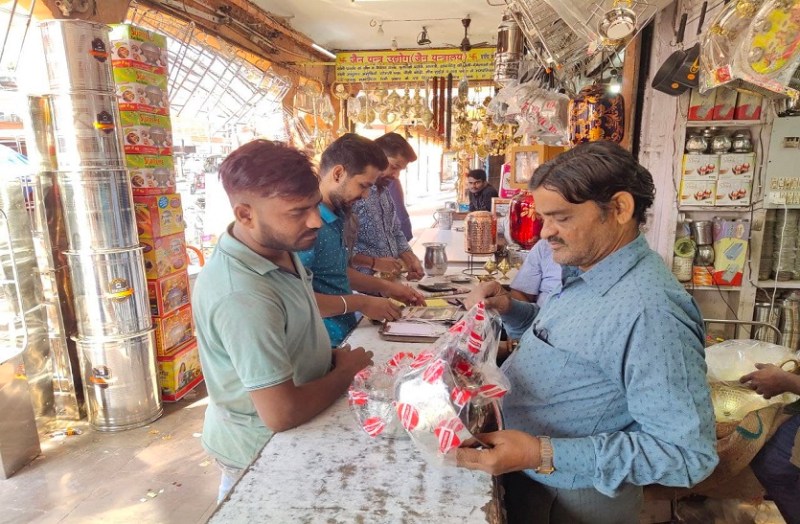 धनतेरस: बाजारों में रौनक 'अनलॉक', उम्मीदों भरा कारोबार