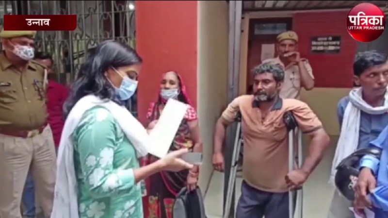 भू माफियाओं से परेशान दिव्यांग ले किया आत्मदाह का प्रयास, डीएम ने किया समस्या का समाधान