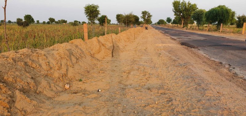 सड़क किनारे छोड़ दी भारी तादाद में मिट्टी