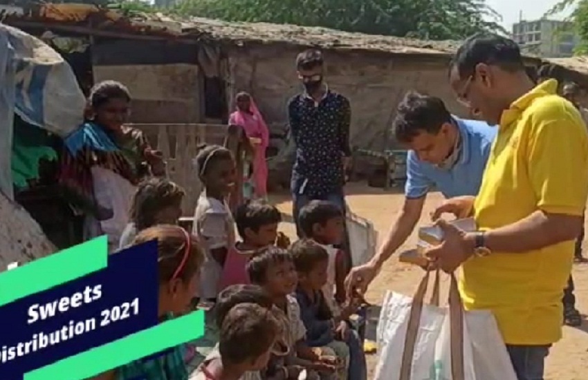 Ahmedabad : गरीबों को मिठाई बांटकर मनाई दीपावली