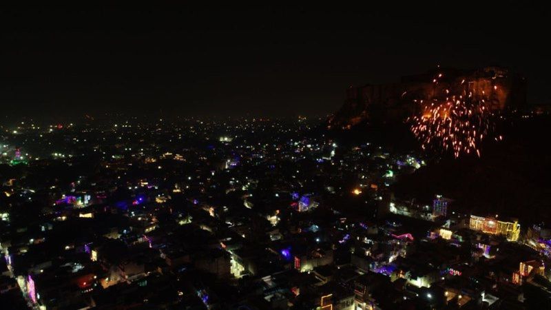 अनुमति ग्रीन पटाखों की, बाजार में प्रतिबंधित पटाखों की बिक्री जोरों पर