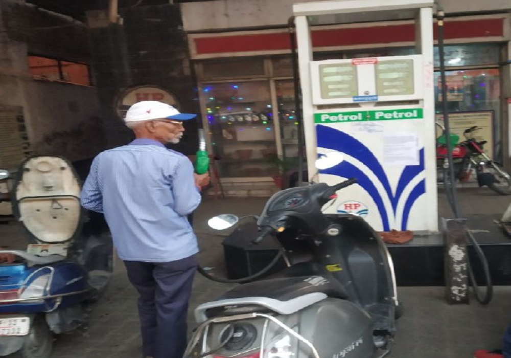 Petrol Diesel Price Today : पेट्रोल डीजल की कीमतों में भारी गिरावट, जानें लखनऊ में आज का रेट