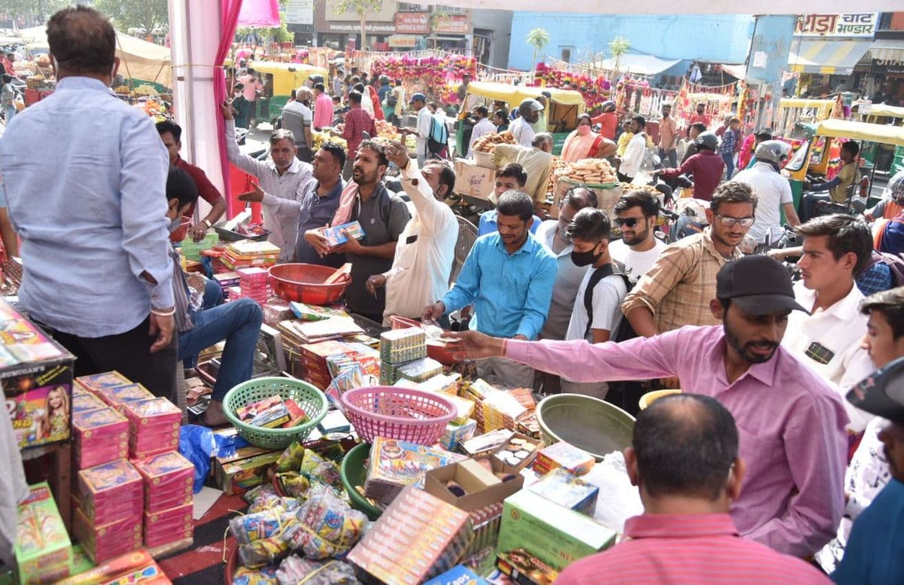 बाजार में प्रतिबंधित पटाखों की बिक्री जोरों पर, अनुमति ग्रीन पटाखों की
