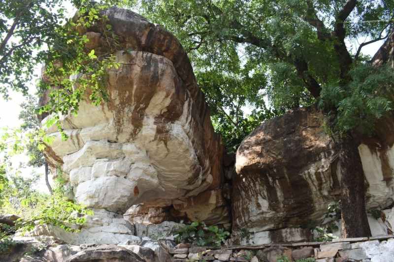 शहर के पास शैलाश्रय, प्रकृति और देवस्थलों का संगम