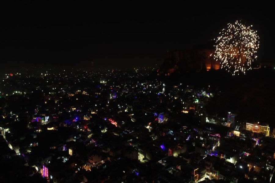 भोर तक दिलकश आतिशबाजी से चहुंओर छाया उल्लास