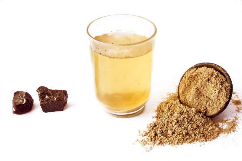 एक गिलास पानी में घोलकर पिएं चुटकी भर हींग, ढेरों समस्याएं होंगी दूर