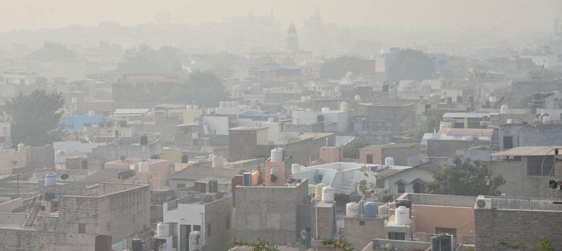 बादलों की आवाजाही से दिन में भी गुलाबी सर्दी का एहसास