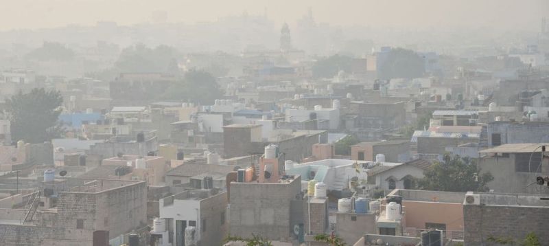 बादलों की आवाजाही से दिन में भी गुलाबी सर्दी का एहसास