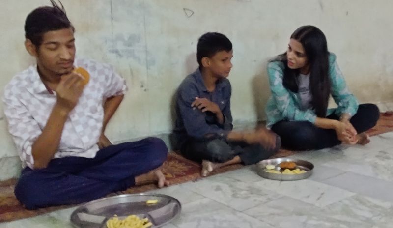 मॉडल पूजा ने दिव्यांगों के साथ मनाई दिवाली