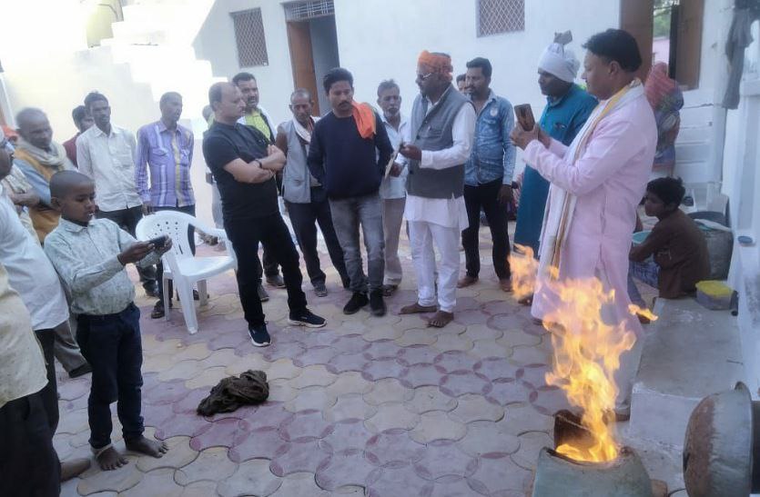 बोरिंग से पानी की जगह निकल रही गैस, माचिस बताते ही जलती है आग