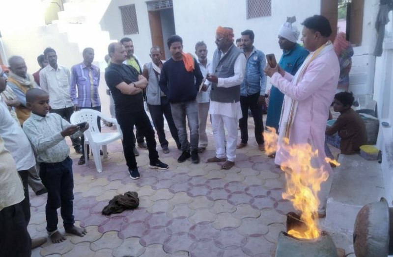 बोरिंग से पानी की जगह निकल रही गैस, माचिस बताते ही जलती है आग