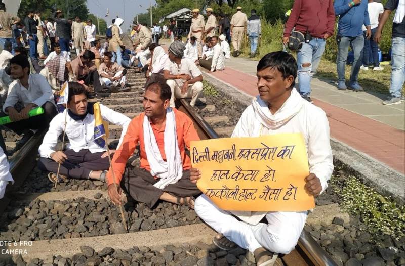 वेब सीरीज की शूटिंग के लिए मध्यप्रदेश इस रेलवे ट्रेक पर बैठे कलाकार