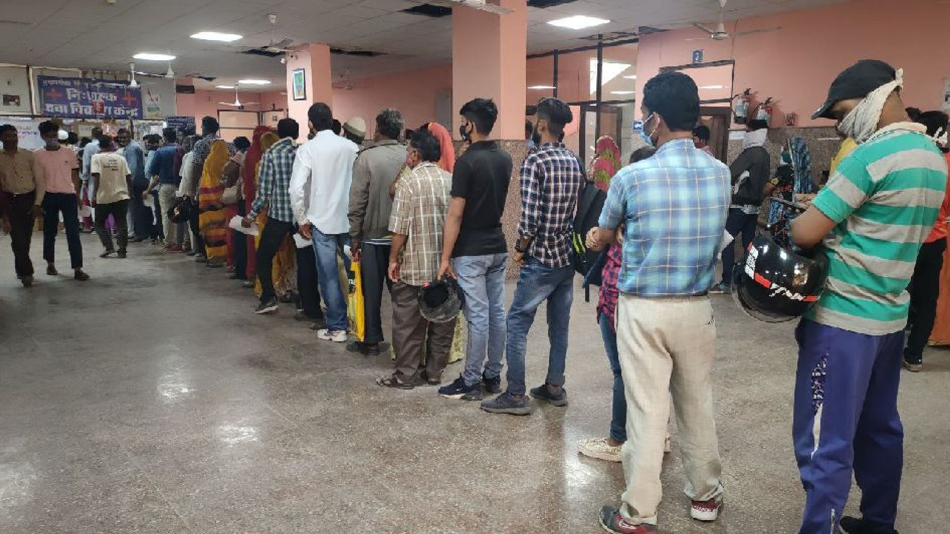 अस्पतालों में कतारें, वायरस ऐसे कि 10 दिन तक नहीं टूट रहा बुखार